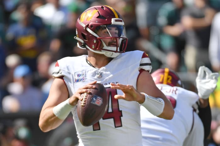 Washington Commanders quarterback Sam Howell (14) throws a pass against the Philadelphia Eagles during the second quarter at Lincoln Financial Field.